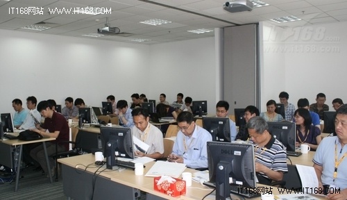 圖：體驗(yàn)者正在閱讀相關(guān)云計(jì)算資料
